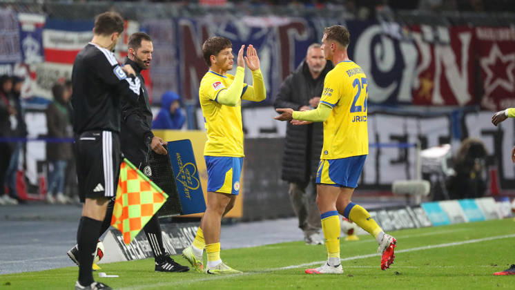 Braunschweig vs Kiel, 2. BL Braunschweig, 09.10.2026, Fußball, Herren, 2. BL, Saison 2026 2027, Eintracht Braunschweig vs. Holstein Kiel: Jovan Mijatovic (Eintracht Braunschweig) kommt für Jan Urbich (Eintracht Braunschweig) ins Spiel. (DFL DFB REGULATIONS PROHIBIT ANY USE OF PHOTOGRAPHS as IMAGE SEQUENCES and or QUASI-VIDEO) Stadion an der Hamburger Straße Niedersachsen Deutschland