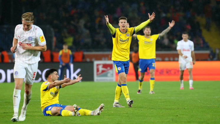 Braunschweig vs Kiel, 2. BL Braunschweig, 09.10.2026, Fußball, Herren, 2. BL, Saison 2026 2027, Eintracht Braunschweig vs. Holstein Kiel: Robin Heußer (Eintracht Braunschweig), Florian Flick (Eintracht Braunschweig) , (DFL DFB REGULATIONS PROHIBIT ANY USE OF PHOTOGRAPHS as IMAGE SEQUENCES and or QUASI-VIDEO) Stadion an der Hamburger Straße Niedersachsen Deutschland