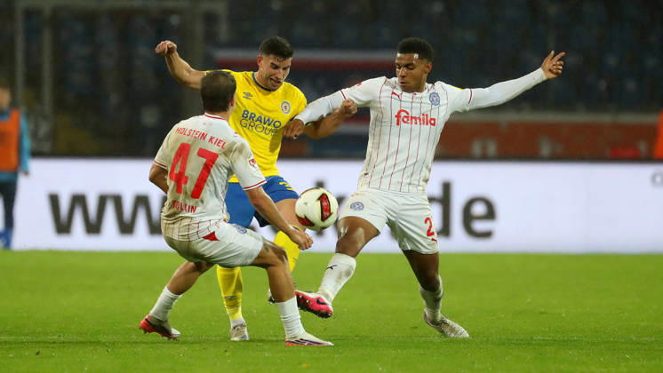 Braunschweig vs Kiel, 2. BL Braunschweig, 09.10.2026, Fußball, Herren, 2. BL, Saison 2026 2027, Eintracht Braunschweig vs. Holstein Kiel: Ikem Ugoh (Holstein Kiel), Robin Heußer (Eintracht Braunschweig), Ikem Ugoh (Holstein Kiel) (DFL DFB REGULATIONS PROHIBIT ANY USE OF PHOTOGRAPHS as IMAGE SEQUENCES and or QUASI-VIDEO) Stadion an der Hamburger Straße Niedersachsen Deutschland