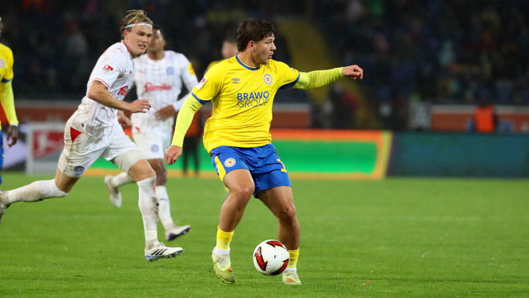 Braunschweig vs Kiel, 2. BL Braunschweig, 09.10.2026, Fußball, Herren, 2. BL, Saison 2026 2027, Eintracht Braunschweig vs. Holstein Kiel: Noah Madsen (Holstein Kiel), Jovan Mijatovic (Eintracht Braunschweig) (DFL DFB REGULATIONS PROHIBIT ANY USE OF PHOTOGRAPHS as IMAGE SEQUENCES and or QUASI-VIDEO) Stadion an der Hamburger Straße Niedersachsen Deutschland