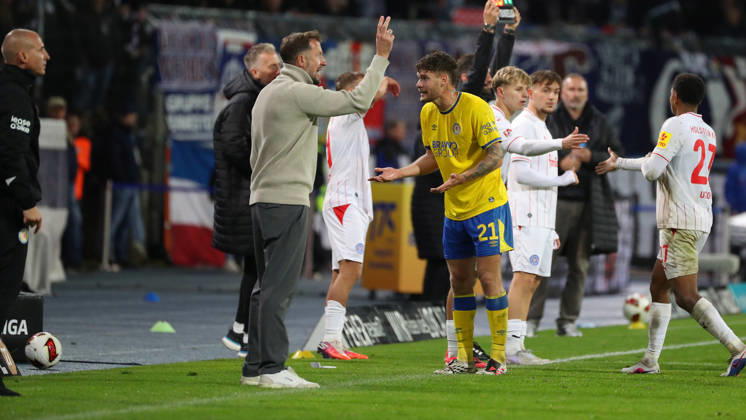 Braunschweig vs Kiel, 2. BL Braunschweig, 09.10.2026, Fußball, Herren, 2. BL, Saison 2026 2027, Eintracht Braunschweig vs. Holstein Kiel: Cheftrainer Lars Kornetka (Eintracht Braunschweig), Kevin Ehlers (Eintracht Braunschweig) (DFL DFB REGULATIONS PROHIBIT ANY USE OF PHOTOGRAPHS as IMAGE SEQUENCES and or QUASI-VIDEO) Stadion an der Hamburger Straße Niedersachsen Deutschland