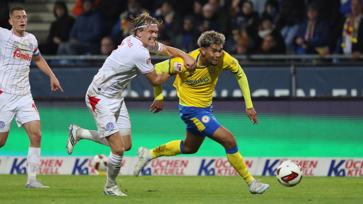 Braunschweig vs Kiel, 2. BL Braunschweig, 09.10.2026, Fußball, Herren, 2. BL, Saison 2026 2027, Eintracht Braunschweig vs. Holstein Kiel: Noah Madsen (Holstein Kiel), Yann Sturm (Eintracht Braunschweig) (DFL DFB REGULATIONS PROHIBIT ANY USE OF PHOTOGRAPHS as IMAGE SEQUENCES and or QUASI-VIDEO) Stadion an der Hamburger Straße Niedersachsen Deutschland