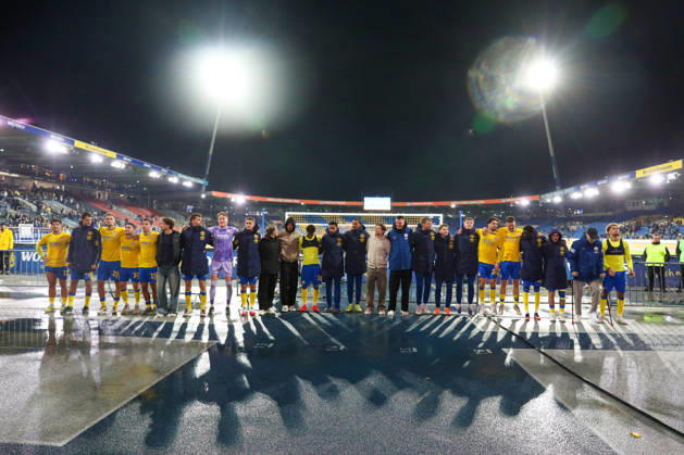 Braunschweig vs Kiel, 2. BL Braunschweig, 09.10.2026, Fußball, Herren, 2. BL, Saison 2026 2027, Eintracht Braunschweig vs. Holstein Kiel: Die Mannschaft des Eintracht Braunschweig bedankt sich nach Spielende bei den Fans. (DFL DFB REGULATIONS PROHIBIT ANY USE OF PHOTOGRAPHS as IMAGE SEQUENCES and or QUASI-VIDEO) Stadion an der Hamburger Straße Niedersachsen Deutschland