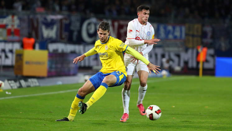 Braunschweig vs Kiel, 2. BL Braunschweig, 09.10.2026, Fußball, Herren, 2. BL, Saison 2026 2027, Eintracht Braunschweig vs. Holstein Kiel: Isidoros Koutsidis (Eintracht Braunschweig), Guillermo Balzi (DFL DFB REGULATIONS PROHIBIT ANY USE OF PHOTOGRAPHS as IMAGE SEQUENCES and or QUASI-VIDEO) Stadion an der Hamburger Straße Niedersachsen Deutschland