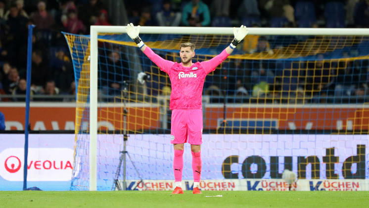 Braunschweig vs Kiel, 2. BL Braunschweig, 09.10.2026, Fußball, Herren, 2. BL, Saison 2026 2027, Eintracht Braunschweig vs. Holstein Kiel: Torwart Timon Weiner (Holstein Kiel) (DFL DFB REGULATIONS PROHIBIT ANY USE OF PHOTOGRAPHS as IMAGE SEQUENCES and or QUASI-VIDEO) Stadion an der Hamburger Straße Niedersachsen Deutschland