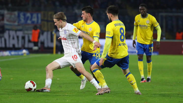 Braunschweig vs Kiel, 2. BL Braunschweig, 09.10.2026, Fußball, Herren, 2. BL, Saison 2026 2027, Eintracht Braunschweig vs. Holstein Kiel: Jonas Therkelsen (Holstein Kiel), Samuele di Benedetto (Eintracht Braunschweig), Mehmet Can Aydin (Eintracht Braunschweig) (DFL DFB REGULATIONS PROHIBIT ANY USE OF PHOTOGRAPHS as IMAGE SEQUENCES and or QUASI-VIDEO) Stadion an der Hamburger Straße Niedersachsen Deutschland