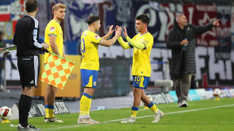 Braunschweig vs Kiel, 2. BL Braunschweig, 09.10.2026, Fußball, Herren, 2. BL, Saison 2026 2027, Eintracht Braunschweig vs. Holstein Kiel: Robin Heußer (Eintracht Braunschweig) kommt für Samuele di Benedetto (Eintracht Braunschweig) ins Spiel. (DFL DFB REGULATIONS PROHIBIT ANY USE OF PHOTOGRAPHS as IMAGE SEQUENCES and or QUASI-VIDEO) Stadion an der Hamburger Straße Niedersachsen Deutschland