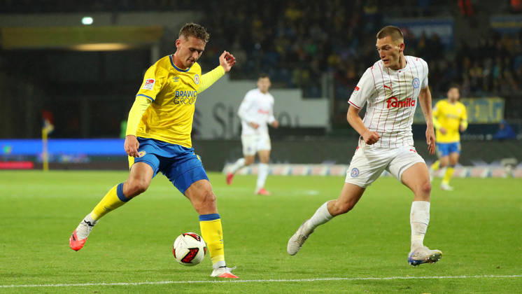 Braunschweig vs Kiel, 2. BL Braunschweig, 09.10.2026, Fußball, Herren, 2. BL, Saison 2026 2027, Eintracht Braunschweig vs. Holstein Kiel: Jan Urbich (Eintracht Braunschweig), Ivan Nekic (Holstein Kiel) (DFL DFB REGULATIONS PROHIBIT ANY USE OF PHOTOGRAPHS as IMAGE SEQUENCES and or QUASI-VIDEO) Stadion an der Hamburger Straße Niedersachsen Deutschland