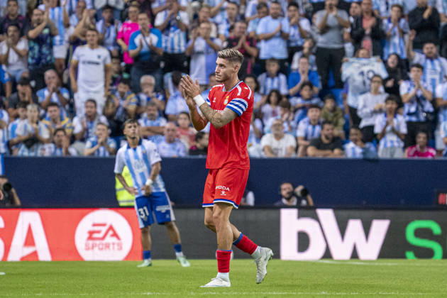 MALAGA, SPAIN - OCTOBER 9: Roberto Fernandez (N9) claps to his old stadium after being substituted during La Liga match between Malaga and RCD Espanyol at the Estadio de la Rosaleda on the 9th of October, 2026 in Malaga, Spain Copyright: xAndresxLopezxSheridanxx xSPPx Sportspressphoto_SPR249889