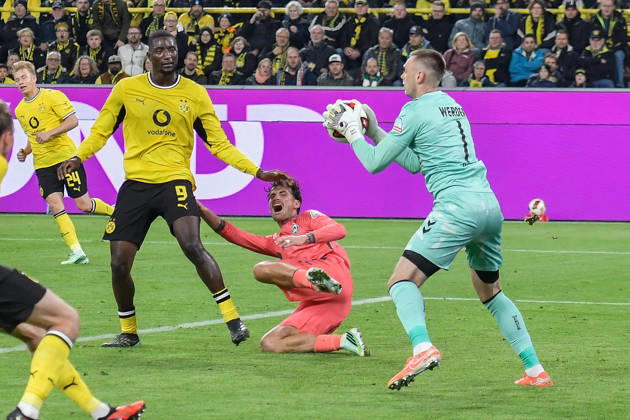 Karl Hein (Bremen 1) vereitelt Torchance von Dortmund 09.10.2026 ¢ Fussball ¢ Borussia Dortmund vs SV Werder Bremen, Signal Iduna Park, Dortmund, DFB DFL REGULATIONS PROHIBIT ANY USE OF PHOTOGRAPHS AS IMAGE SEQUENCES AND OR QUASI-VIDEO NRW Germany