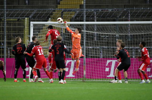 Fussball, Herren, Regionalliga Bayern, Saison 2026 2027, FC Bayern München II - SpVgg Unterhaching, Grünwalder Stadion Jannis Bärtl (FC Bayern München II) faustet einen Ball weg, Parade