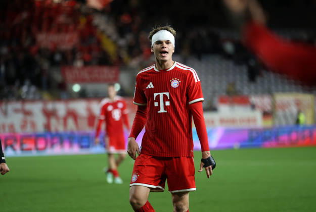 Fussball, Herren, Regionalliga Bayern, Saison 2026 2027, FC Bayern München II - SpVgg Unterhaching, Grünwalder Stadion Guido Della Rovere (FC Bayern München II) mit Turban, Verband am Kopf