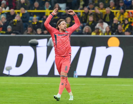 Mitchell Weiser (SV Werder Bremen, 8) jubelt nach dem zweiten Treffer seiner Mannschaft zum Ausgleich. GER, Borussia Dortmund vs SV Werder Bremen, 1. Bundesliga, 5. Spieltag, Saison 2026-27, SIGNAL IDUNA PARK, Dortmund, 09.10.2026 DFL REGULATIONS PROHIBIT ANY USE OF PHOTOGRAPHS AS IMAGE SEQUENCES AND OR QUASI-VIDEO Borussia Dortmund vs SV Werder Bremen, 1. Bundesliga, 5. Spieltag, Saison 2026-27, 09.10.2026 Dortmund Copyright: xEibner-Pressefoto ScottxColemanx EP_SCN