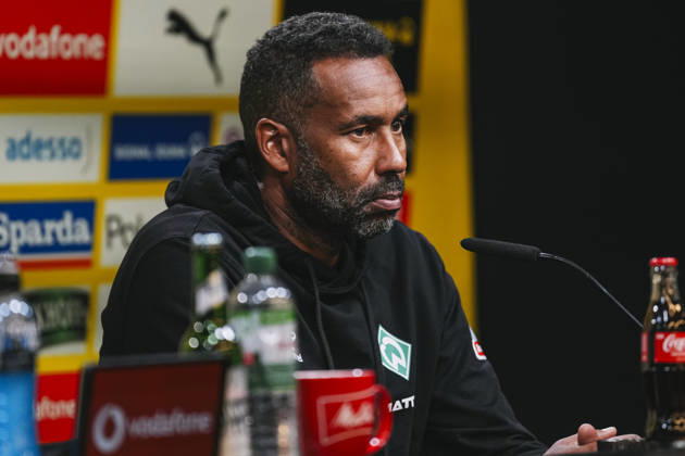 09.10.2026, xjmrgnx, Fussball 1.Bundesliga, Borussia Dortmund - SV Werder Bremen v.l. Chef-Trainer Daniel Thioune (Bremen) während der Pressekonferenz (DFL DFB REGULATIONS PROHIBIT ANY USE OF PHOTOGRAPHS as IMAGE SEQUENCES and or QUASI-VIDEO) Dortmund