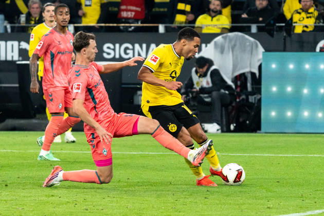 Deutschland: 1. Bundesliga 2026 2027, 5. Spieltag: Borussia Dortmund vs. Werder Bremen 09.10.2026 Signal Iduna Park (Nordrhein-Westfalen) Ethan Nwaneri (Borussia Dortmund, 18) Youri Regeer ( 44) Copyright: xCelinaxLeiersx