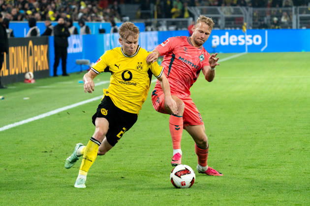 Deutschland: 1. Bundesliga 2026 2027, 5. Spieltag: Borussia Dortmund vs. Werder Bremen 09.10.2026 Signal Iduna Park (Nordrhein-Westfalen) Daniel Svensson (Borussia Dortmund, 24) Marco Grüll ( 17) Zweikampf Duell Copyright: xCelinaxLeiersx