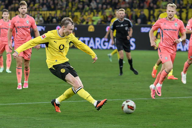 Strafraumszene Torchance von Maximilian Beier (Dortmund 14) 09.10.2026 ¢ Fussball ¢ Borussia Dortmund vs SV Werder Bremen, Signal Iduna Park, Dortmund, DFB DFL REGULATIONS PROHIBIT ANY USE OF PHOTOGRAPHS AS IMAGE SEQUENCES AND OR QUASI-VIDEO NRW Germany