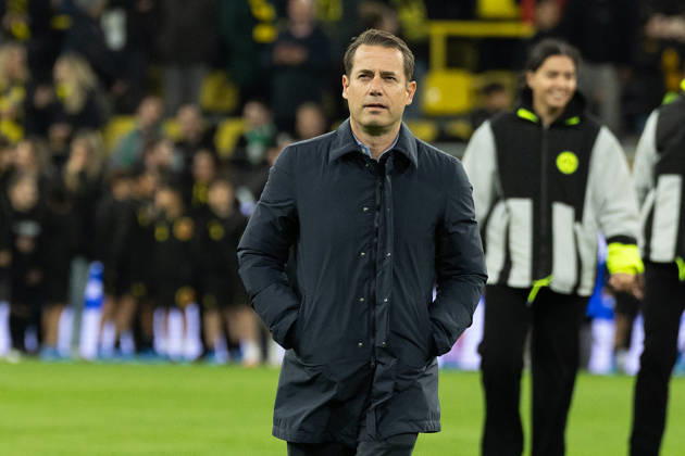 Dortmund, Germany, 09.10.26, Lars Ricken Geschaeftsfuehrer (Borussia Dortmund) guckt waehrend des Spiels der 1. Bundesliga zwischen Borussia Dortmund - SV Werder Bremen im Signal Iduna Park in Dortmund. (Photo by Joachim Bywaletz) DFB DFL REGULATIONS PROHIBIT ANY USE OF PHOTOGRAPHS AS IMAGE SEQUENCES AND OR QUASI-VIDEO. Copyright: JoachimxBywaletz xJB-Sportfoto