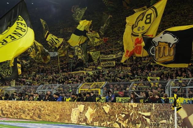 Dortmund, Germany, 09.10.26, BVB Fans auf der Sued Tribuene waehrend des Spiels der 1. Bundesliga zwischen Borussia Dortmund - SV Werder Bremen im Signal Iduna Park in Dortmund. (Photo by Joachim Bywaletz) DFB DFL REGULATIONS PROHIBIT ANY USE OF PHOTOGRAPHS AS IMAGE SEQUENCES AND OR QUASI-VIDEO. Copyright: JoachimxBywaletz xJB-Sportfoto