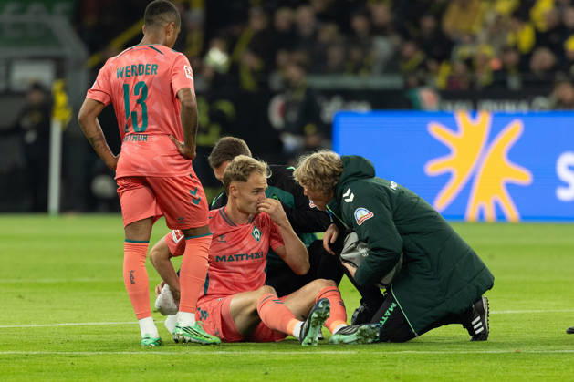 Dortmund, Germany, 09.10.26, Amos Pieper (SV Werder Bremen) wird med. behandelt waehrend des Spiels der 1. Bundesliga zwischen Borussia Dortmund - SV Werder Bremen im Signal Iduna Park in Dortmund. (Photo by Joachim Bywaletz) DFB DFL REGULATIONS PROHIBIT ANY USE OF PHOTOGRAPHS AS IMAGE SEQUENCES AND OR QUASI-VIDEO. Copyright: JoachimxBywaletz xJB-Sportfoto