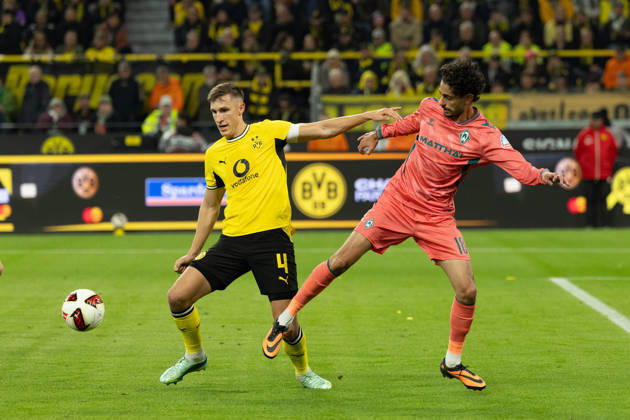 Dortmund, Germany, 09.10.26, Nico Schlotterbeck (Borussia Dortmund) und Eren Dinkci (SV Werder Bremen) im Zweikampf im Zweikampf waehrend des Spiels der 1. Bundesliga zwischen Borussia Dortmund - SV Werder Bremen im Signal Iduna Park in Dortmund. (Photo by Joachim Bywaletz) DFB DFL REGULATIONS PROHIBIT ANY USE OF PHOTOGRAPHS AS IMAGE SEQUENCES AND OR QUASI-VIDEO. Copyright: JoachimxBywaletz xJB-Sportfoto