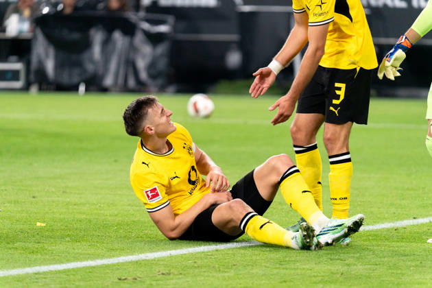 Deutschland: 1. Bundesliga 2026 2027, 5. Spieltag: Borussia Dortmund vs. Werder Bremen 09.10.2026 Signal Iduna Park (Nordrhein-Westfalen) Nico Schlotterbeck (Borussia Dortmund, 4) Verletzung am Boden Schulter verletzt Copyright: xCelinaxLeiersx