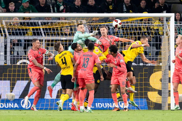 Deutschland: 1. Bundesliga 2026 2027, 5. Spieltag: Borussia Dortmund vs. Werder Bremen 09.10.2026 Signal Iduna Park (Nordrhein-Westfalen) Karl Hein ( 1) verletzt sich Copyright: xCelinaxLeiersx