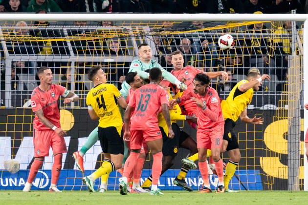Deutschland: 1. Bundesliga 2026 2027, 5. Spieltag: Borussia Dortmund vs. Werder Bremen 09.10.2026 Signal Iduna Park (Nordrhein-Westfalen) Karl Hein ( 1) verletzt sich Copyright: xCelinaxLeiersx