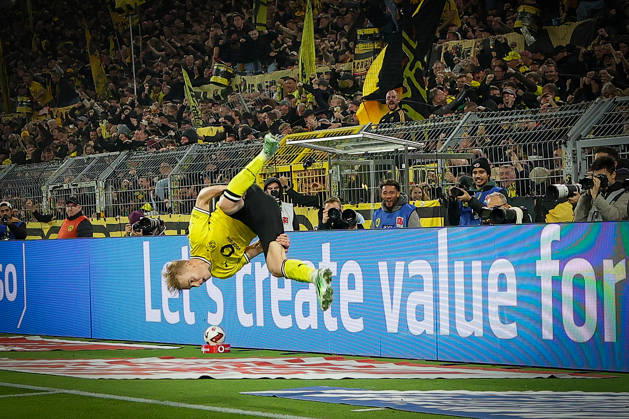 (261010) -- DORTMUND, Oct. 10, 2026 -- Daniel Svensson of Borussia Dortmund celebrates scoring during the German first division Bundesliga football match between Borussia Dortmund and SV Werder Bremen in Dortmund, Germany, Oct. 9, 2026. (Photo by Xinhua) (SP)GERMANY-DORTMUND-FOOTBALL-BUNDESLIGA-DORTMUND VS WERDER BREMEN JoachimxBywaletz 