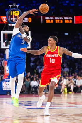 (261010) -- MACAO, Oct. 10, 2026 -- Naji Marshall (L) of Dallas Mavericks passes the ball during the 2026-2027 NBA, Basketball Herren, USA preseason game between Houston Rockets and Dallas Mavericks in Macao, south China, Oct. 9, 2026. ) (SP)CHINA-MACAO-BASKETBALL-NBA PRESEASON-LAKERS VS MAVERICKS(CN) CheongxKamxKa 