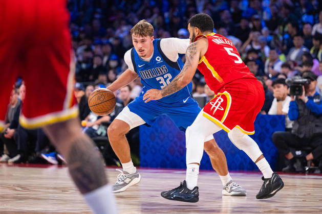 (261010) -- MACAO, Oct. 10, 2026 -- Cooper Flagg (L) of Dallas Mavericks competes during the 2026-2027 NBA, Basketball Herren, USA preseason game between Houston Rockets and Dallas Mavericks in Macao, south China, Oct. 9, 2026. ) (SP)CHINA-MACAO-BASKETBALL-NBA PRESEASON-LAKERS VS MAVERICKS(CN) CheongxKamxKa 