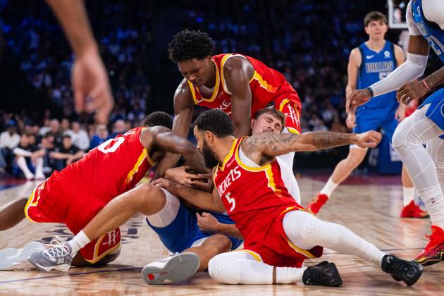 (261010) -- MACAO, Oct. 10, 2026 -- Cooper Flagg (C) of Dallas Mavericks saves the ball during the 2026-2027 NBA, Basketball Herren, USA preseason game between Houston Rockets and Dallas Mavericks in Macao, south China, Oct. 9, 2026. ) (SP)CHINA-MACAO-BASKETBALL-NBA PRESEASON-LAKERS VS MAVERICKS(CN) CheongxKamxKa 
