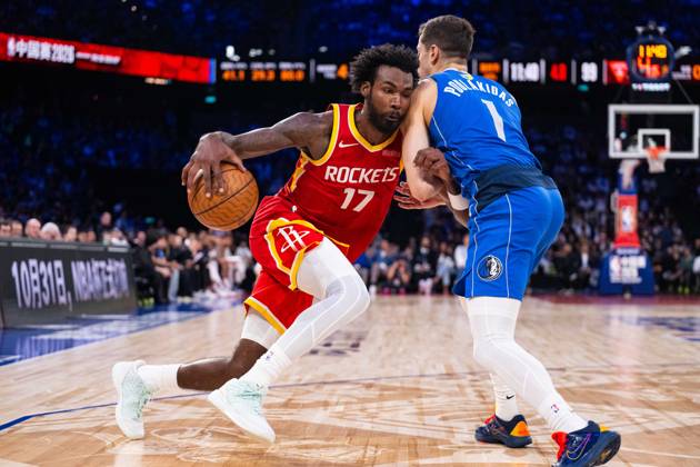 (261010) -- MACAO, Oct. 10, 2026 -- Tari Eason (L) of Houston Rockets vies with John Poulakidas of Dallas Mavericks during the 2026-2027 NBA, Basketball Herren, USA preseason game between Houston Rockets and Dallas Mavericks in Macao, south China, Oct. 9, 2026. ) (SP)CHINA-MACAO-BASKETBALL-NBA PRESEASON-LAKERS VS MAVERICKS(CN) CheongxKamxKa 