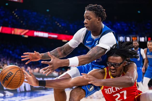 (261010) -- MACAO, Oct. 10, 2026 -- Isaiah Crawford (R) of Houston Rockets vies with Tobi Lawal of Dallas Mavericks during the 2026-2027 NBA, Basketball Herren, USA preseason game between Houston Rockets and Dallas Mavericks in Macao, south China, Oct. 9, 2026. ) (SP)CHINA-MACAO-BASKETBALL-NBA PRESEASON-LAKERS VS MAVERICKS(CN) CheongxKamxKa 
