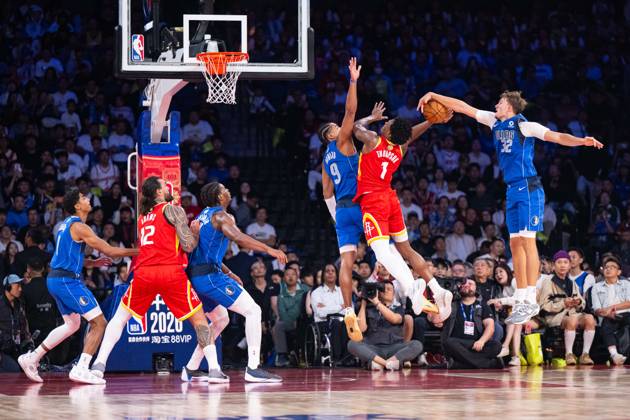 (261010) -- MACAO, Oct. 10, 2026 -- Amen Thompson (2nd R) of Houston Rockets is blocked during the 2026-2027 NBA, Basketball Herren, USA preseason game between Houston Rockets and Dallas Mavericks in Macao, south China, Oct. 9, 2026. ) (SP)CHINA-MACAO-BASKETBALL-NBA PRESEASON-LAKERS VS MAVERICKS(CN) CheongxKamxKa 