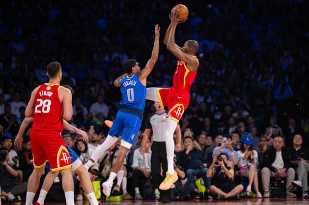 (261010) -- MACAO, Oct. 10, 2026 -- Kevin Durant (R) of Houston Rockets shoots during the 2026-2027 NBA, Basketball Herren, USA preseason game between Houston Rockets and Dallas Mavericks in Macao, south China, Oct. 9, 2026. ) (SP)CHINA-MACAO-BASKETBALL-NBA PRESEASON-LAKERS VS MAVERICKS(CN) CheongxKamxKa 