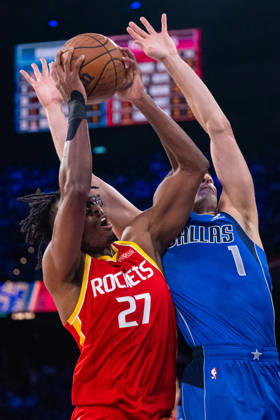 (261010) -- MACAO, Oct. 10, 2026 -- Isaiah Crawford (L) of Houston Rockets vies with John Poulakidas of Dallas Mavericks during the 2026-2027 NBA, Basketball Herren, USA preseason game between Houston Rockets and Dallas Mavericks in Macao, south China, Oct. 9, 2026. ) (SP)CHINA-MACAO-BASKETBALL-NBA PRESEASON-ROCKETS VS MAVERICKS(CN) CheongxKamxKa 