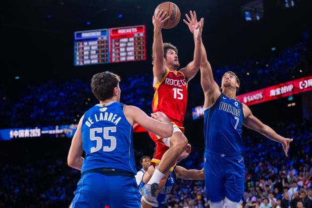 (261010) -- MACAO, Oct. 10, 2026 -- Reed Sheppard (C) of Houston Rockets goes for a layup during the 2026-2027 NBA, Basketball Herren, USA preseason game between Houston Rockets and Dallas Mavericks in Macao, south China, Oct. 9, 2026. ) (SP)CHINA-MACAO-BASKETBALL-NBA PRESEASON-ROCKETS VS MAVERICKS(CN) CheongxKamxKa 