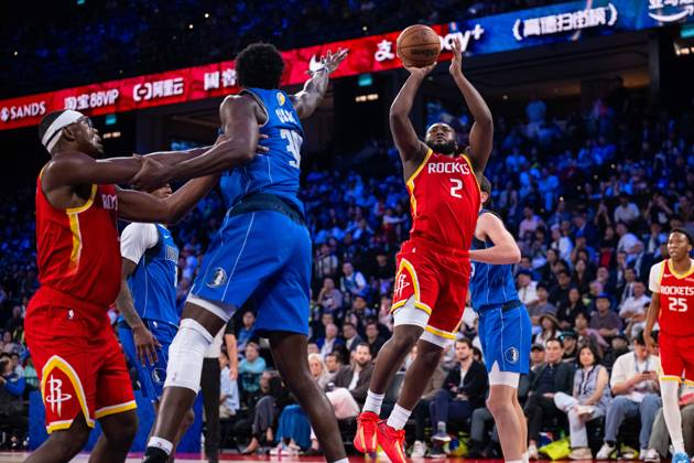 (261010) -- MACAO, Oct. 10, 2026 -- Bruce Thornton (front R) of Houston Rockets shoots during the 2026-2027 NBA, Basketball Herren, USA preseason game between Houston Rockets and Dallas Mavericks in Macao, south China, Oct. 9, 2026. ) (SP)CHINA-MACAO-BASKETBALL-NBA PRESEASON-ROCKETS VS MAVERICKS(CN) CheongxKamxKa 