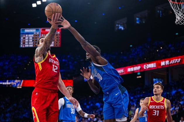 (261010) -- MACAO, Oct. 10, 2026 -- Steven Adams (front L) of Houston Rockets vies with Moussa Cisse of Dallas Mavericks during the 2026-2027 NBA, Basketball Herren, USA preseason game between Houston Rockets and Dallas Mavericks in Macao, south China, Oct. 9, 2026. ) (SP)CHINA-MACAO-BASKETBALL-NBA PRESEASON-ROCKETS VS MAVERICKS(CN) CheongxKamxKa 