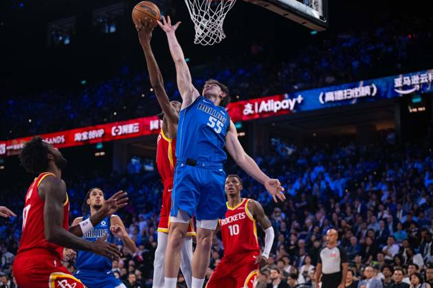 (261010) -- MACAO, Oct. 10, 2026 -- Sergio de Larrea (top R) of Dallas Mavericks vies with Kevin Durant (top L) of Houston Rockets during the 2026-2027 NBA, Basketball Herren, USA preseason game between Houston Rockets and Dallas Mavericks in Macao, south China, Oct. 9, 2026. ) (SP)CHINA-MACAO-BASKETBALL-NBA PRESEASON-ROCKETS VS MAVERICKS(CN) CheongxKamxKa 