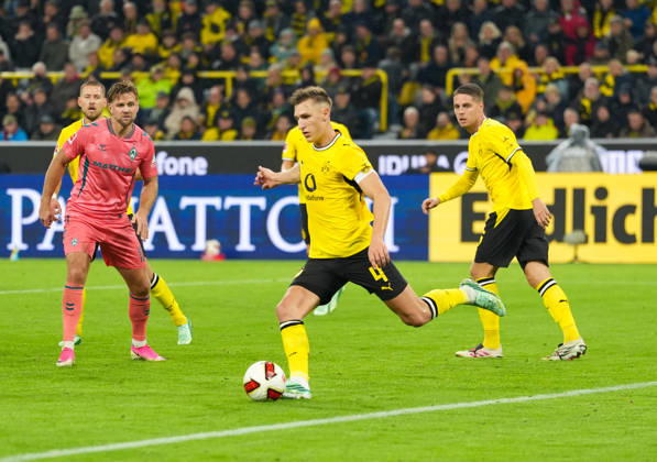 Nico Schlotterbeck (Borussia Dortmund, 4) am Ball. GER, Borussia Dortmund vs SV Werder Bremen, 1. Bundesliga, 5. Spieltag, Saison 2026-27, SIGNAL IDUNA PARK, Dortmund, 09.10.2026 DFL REGULATIONS PROHIBIT ANY USE OF PHOTOGRAPHS AS IMAGE SEQUENCES AND OR QUASI-VIDEO Borussia Dortmund vs SV Werder Bremen, 1. Bundesliga, 5. Spieltag, Saison 2026-27, 09.10.2026 Dortmund Copyright: xEibner-Pressefoto ScottxColemanx EP_SCN