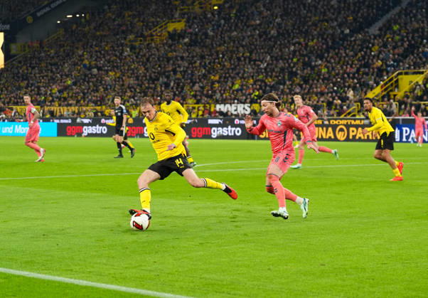 Maximilian Beier (Borussia Dortmund, 14) und Mitchell Weiser (SV Werder Bremen, 8) GER, Borussia Dortmund vs SV Werder Bremen, 1. Bundesliga, 5. Spieltag, Saison 2026-27, SIGNAL IDUNA PARK, Dortmund, 09.10.2026 DFL REGULATIONS PROHIBIT ANY USE OF PHOTOGRAPHS AS IMAGE SEQUENCES AND OR QUASI-VIDEO Borussia Dortmund vs SV Werder Bremen, 1. Bundesliga, 5. Spieltag, Saison 2026-27, 09.10.2026 Dortmund Copyright: xEibner-Pressefoto ScottxColemanx EP_SCN