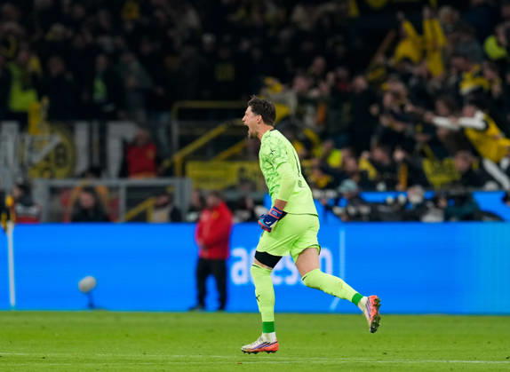 Gregor Kobel (Borussia Dortmund, 1) jubelt nach dem zweiten Treffer seiner Mannschaft. GER, Borussia Dortmund vs SV Werder Bremen, 1. Bundesliga, 5. Spieltag, Saison 2026-27, SIGNAL IDUNA PARK, Dortmund, 09.10.2026 DFL REGULATIONS PROHIBIT ANY USE OF PHOTOGRAPHS AS IMAGE SEQUENCES AND OR QUASI-VIDEO Borussia Dortmund vs SV Werder Bremen, 1. Bundesliga, 5. Spieltag, Saison 2026-27, 09.10.2026 Dortmund Copyright: xEibner-Pressefoto ScottxColemanx EP_SCN