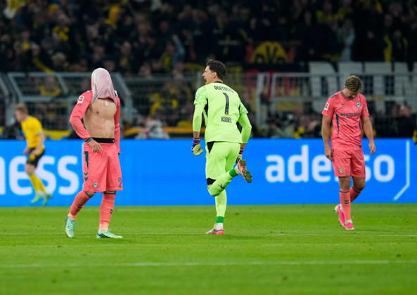 Gregor Kobel (Borussia Dortmund, 1) jubelt nach dem zweiten Treffer seiner Mannschaft, waehrend Chuki (SV Werder Bremen, 20) und Niclas Fuellkrug (SV Werder Bremen, 10) reagieren. GER, Borussia Dortmund vs SV Werder Bremen, 1. Bundesliga, 5. Spieltag, Saison 2026-27, SIGNAL IDUNA PARK, Dortmund, 09.10.2026 DFL REGULATIONS PROHIBIT ANY USE OF PHOTOGRAPHS AS IMAGE SEQUENCES AND OR QUASI-VIDEO Borussia Dortmund vs SV Werder Bremen, 1. Bundesliga, 5. Spieltag, Saison 2026-27, 09.10.2026 Dortmund Copyright: xEibner-Pressefoto ScottxColemanx EP_SCN