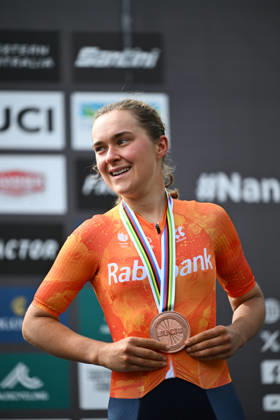 2026 UCI Gravel World Championships Picture by Zac Williams SWpix.com - 10 10 2026 - Cycling - 2026 UCI Gravel World Championships - Nannup, Western Australia, Australia - Women™s Elite Podium - Larissa Hartog (Netherlands) receiving the Bronze Medal Copyright: x xSWpix.comx(t axPhotographyxHubxLtd)xZacxWilliams SWpix.comx SWP-3030-24170