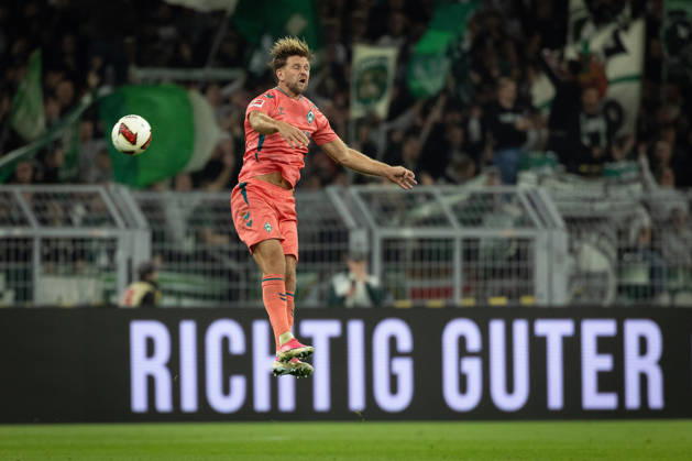 Dortmund, Germany, 09.10.26, Niclas Fuellkrug (SV Werder Bremen) kontrolliert den Ball waehrend des Spiels der 1. Bundesliga zwischen Borussia Dortmund - SV Werder Bremen im Signal Iduna Park in Dortmund. (Photo by Joachim Bywaletz) DFB DFL REGULATIONS PROHIBIT ANY USE OF PHOTOGRAPHS AS IMAGE SEQUENCES AND OR QUASI-VIDEO. Copyright: JoachimxBywaletz xJB-Sportfoto