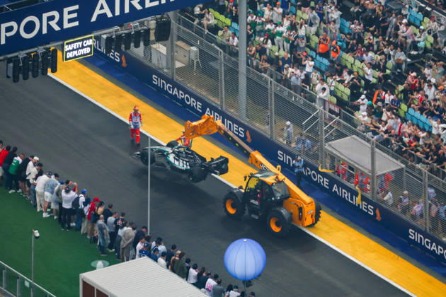 2026 Formula 1 Singapore Grand Prix SINGAPORE - OCT 10: The car of Mercedes s driver George Russell is towed away after it crashed, during the Sprint Session at the Formula One Grand Prix of Singapore, at the Marina Bay Street Circuit in Singapore, on October 10, 2026. Daniel Ceng Anadolu Singapore Singapore. Editorial use only. Please get in touch for any other usage.  Copyright: x2026xAnadoluxDanielxCengx