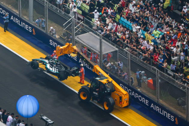 2026 Formula 1 Singapore Grand Prix SINGAPORE - OCT 10: The car of Mercedes s driver George Russell is towed away after it crashed, during the Sprint Session at the Formula One Grand Prix of Singapore, at the Marina Bay Street Circuit in Singapore, on October 10, 2026. Daniel Ceng Anadolu Singapore Singapore. Editorial use only. Please get in touch for any other usage.  Copyright: x2026xAnadoluxDanielxCengx