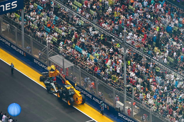 2026 Formula 1 Singapore Grand Prix SINGAPORE - OCT 10: The car of Mercedes s driver George Russell is towed away after it crashed, during the Sprint Session at the Formula One Grand Prix of Singapore, at the Marina Bay Street Circuit in Singapore, on October 10, 2026. Daniel Ceng Anadolu Singapore Singapore. Editorial use only. Please get in touch for any other usage.  Copyright: x2026xAnadoluxDanielxCengx